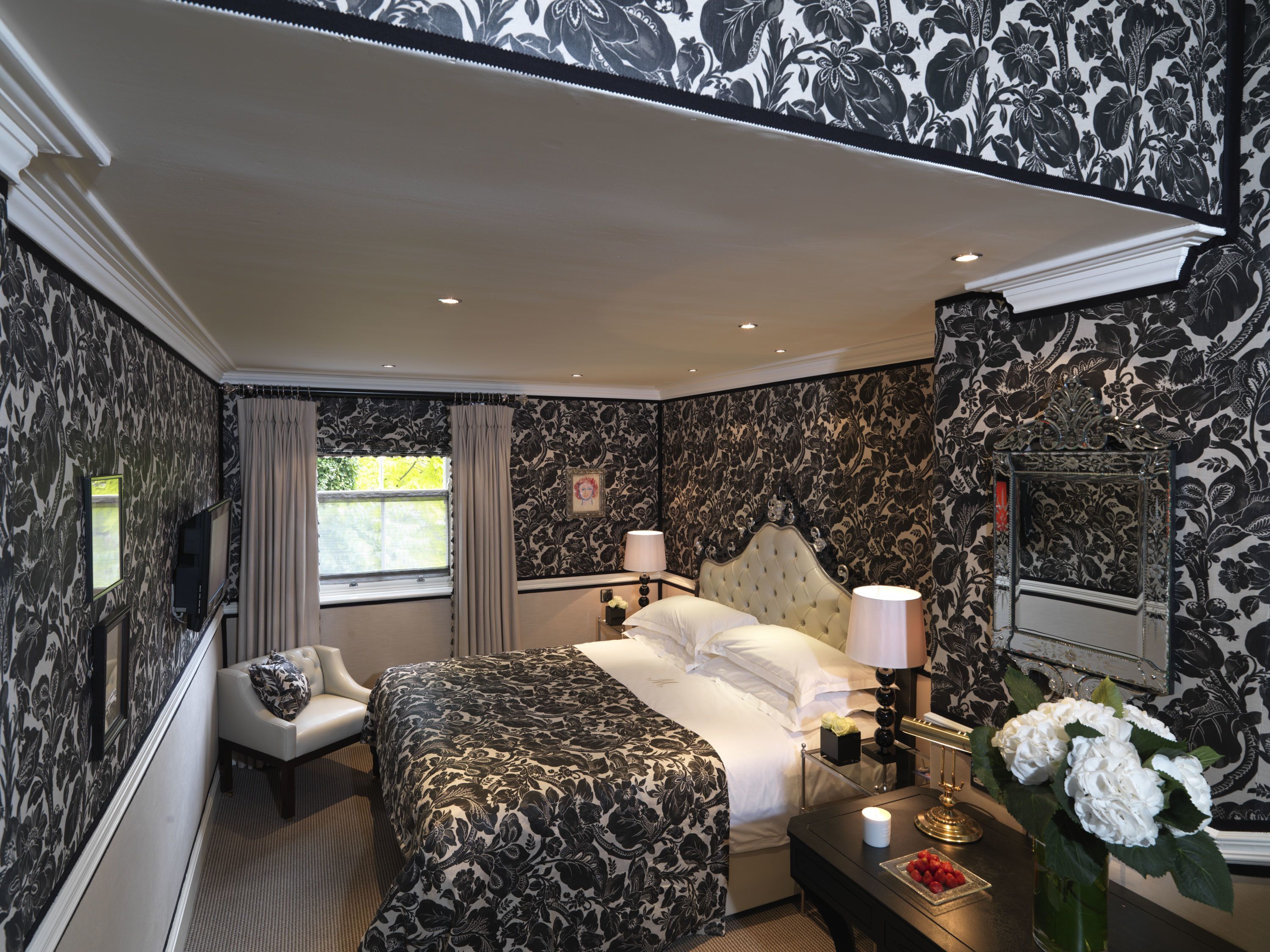 Ropa de cama de alta calidad y caja de seguridad en la habitación 