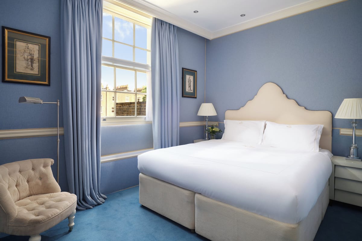 Premium bedding, in-room safe, individually decorated