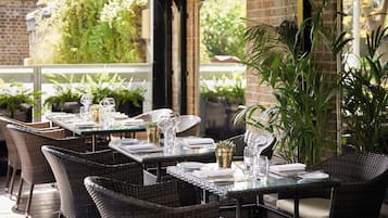 Breakfast, lunch and dinner served