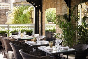 供應早餐、午餐及晚餐