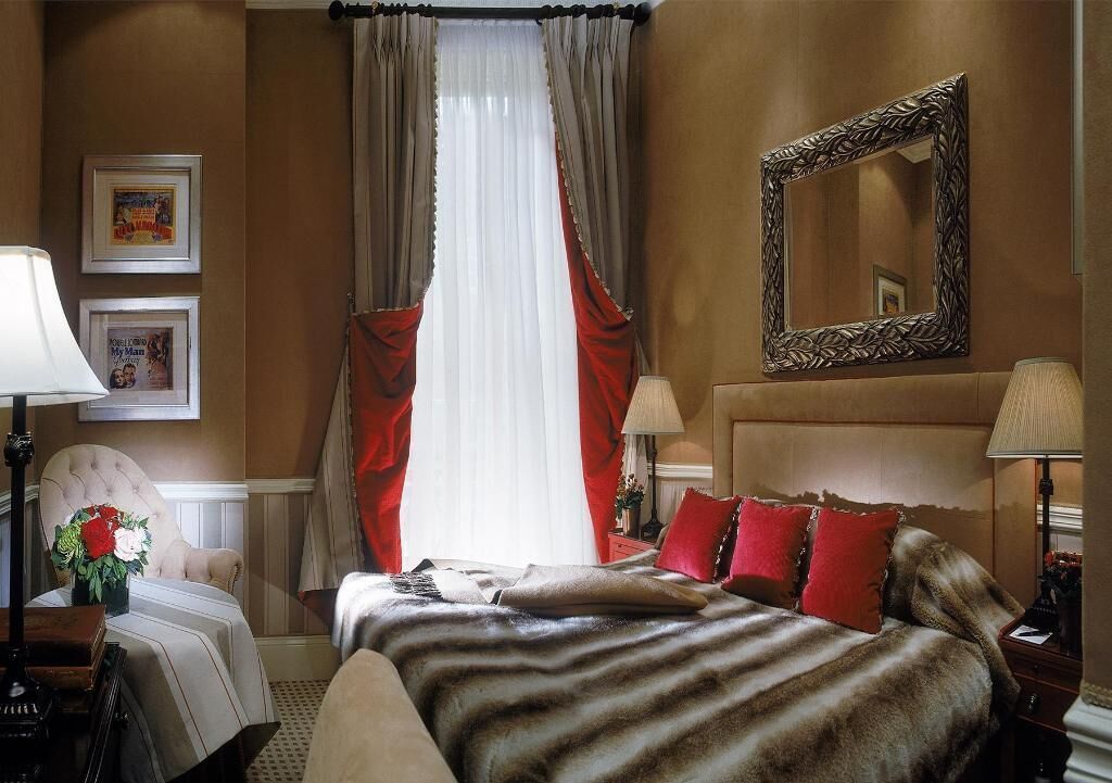 Ropa de cama de alta calidad y caja de seguridad en la habitación 