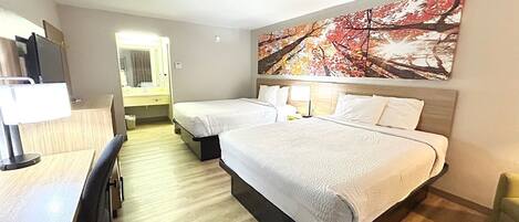 Ein Hotelzimmer mit zwei Betten, einem Schreibtisch, einem Stuhl, einer Schreibtischlampe und einem großen Gemälde an der Wand.