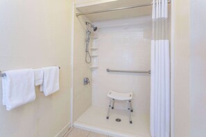 Habitación, 2 camas de matrimonio, no fumadores (First Floor, Poolside) | Decoración individual y mobiliario individual
