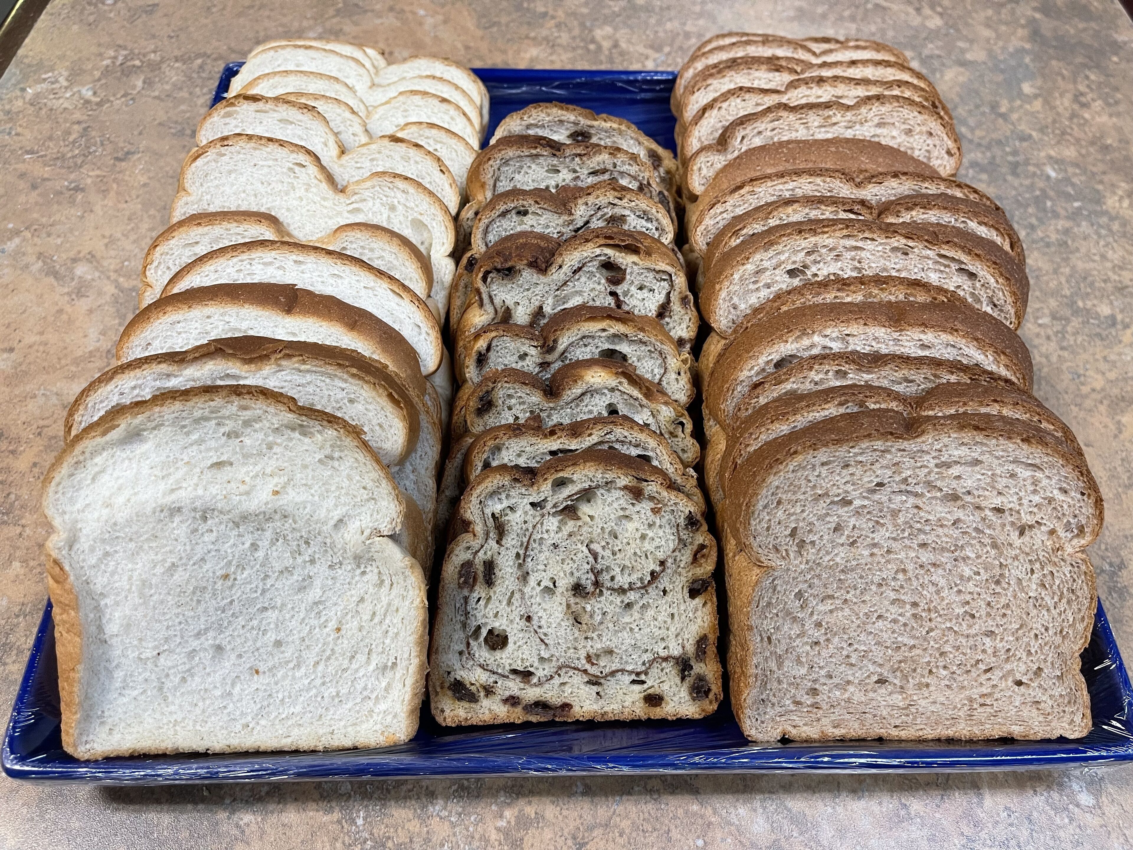 Variedad de rebanadas de pan sobre un plato azul.