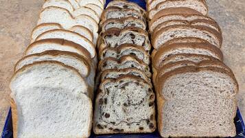Variedad de rebanadas de pan sobre un plato azul.