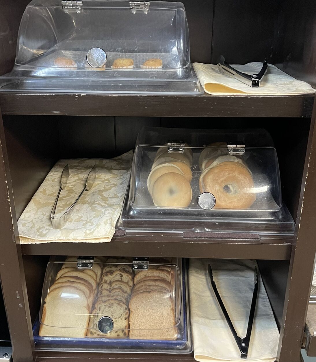 Une vitrine de boulangerie présentant diverses pâtisseries et viennoiseries.