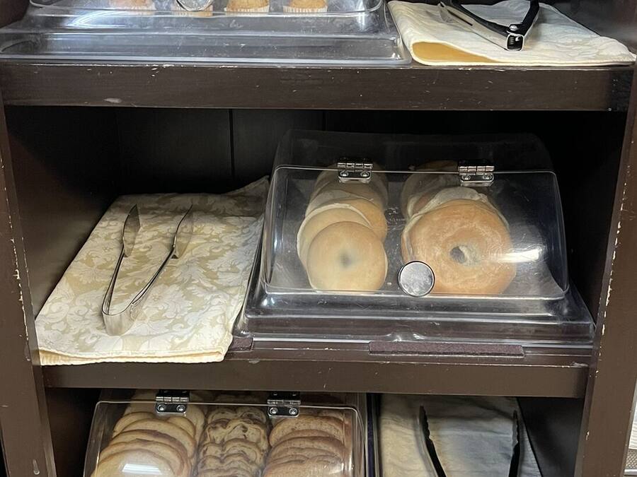 Una vitrina de pastelería con diversas opciones de productos horneados.