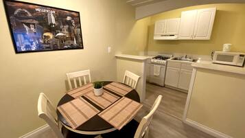 Cortinas blackout, tabla de planchar con plancha y cunas gratuitas