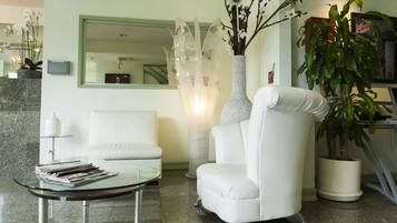 Coin salon dans le hall