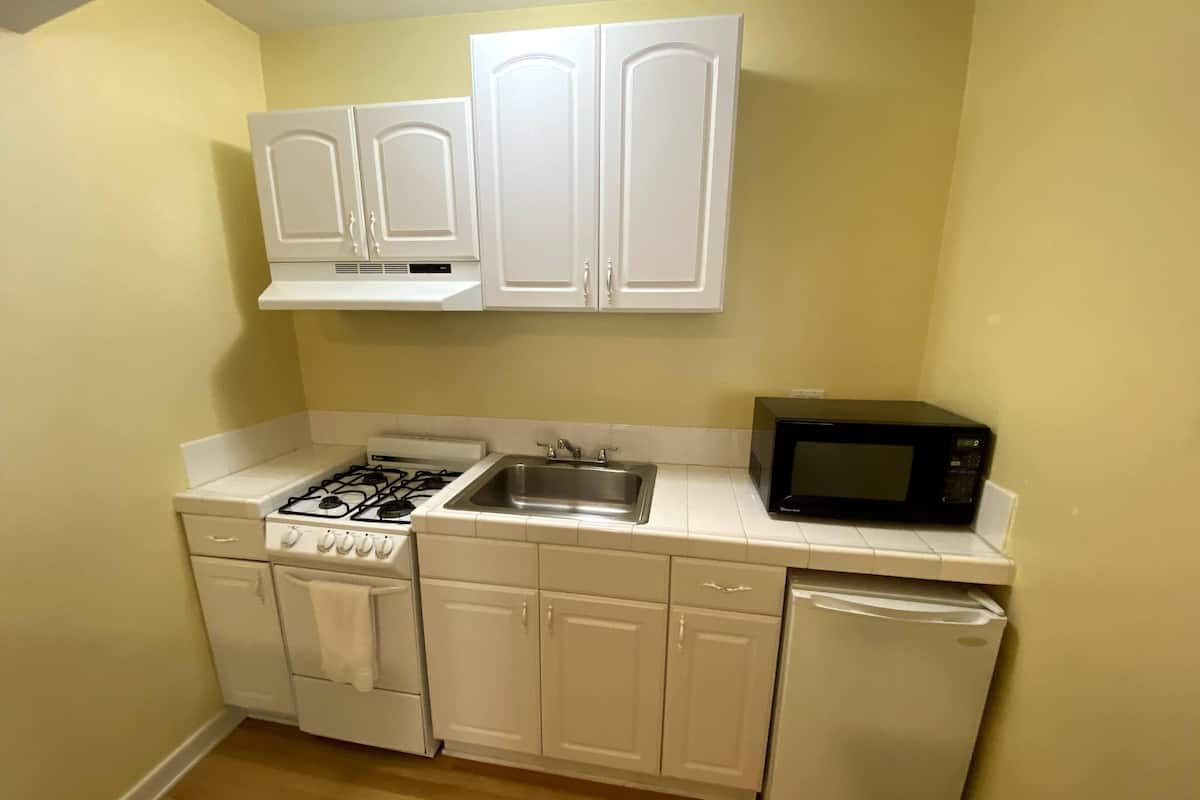 fridge, coffee/tea maker