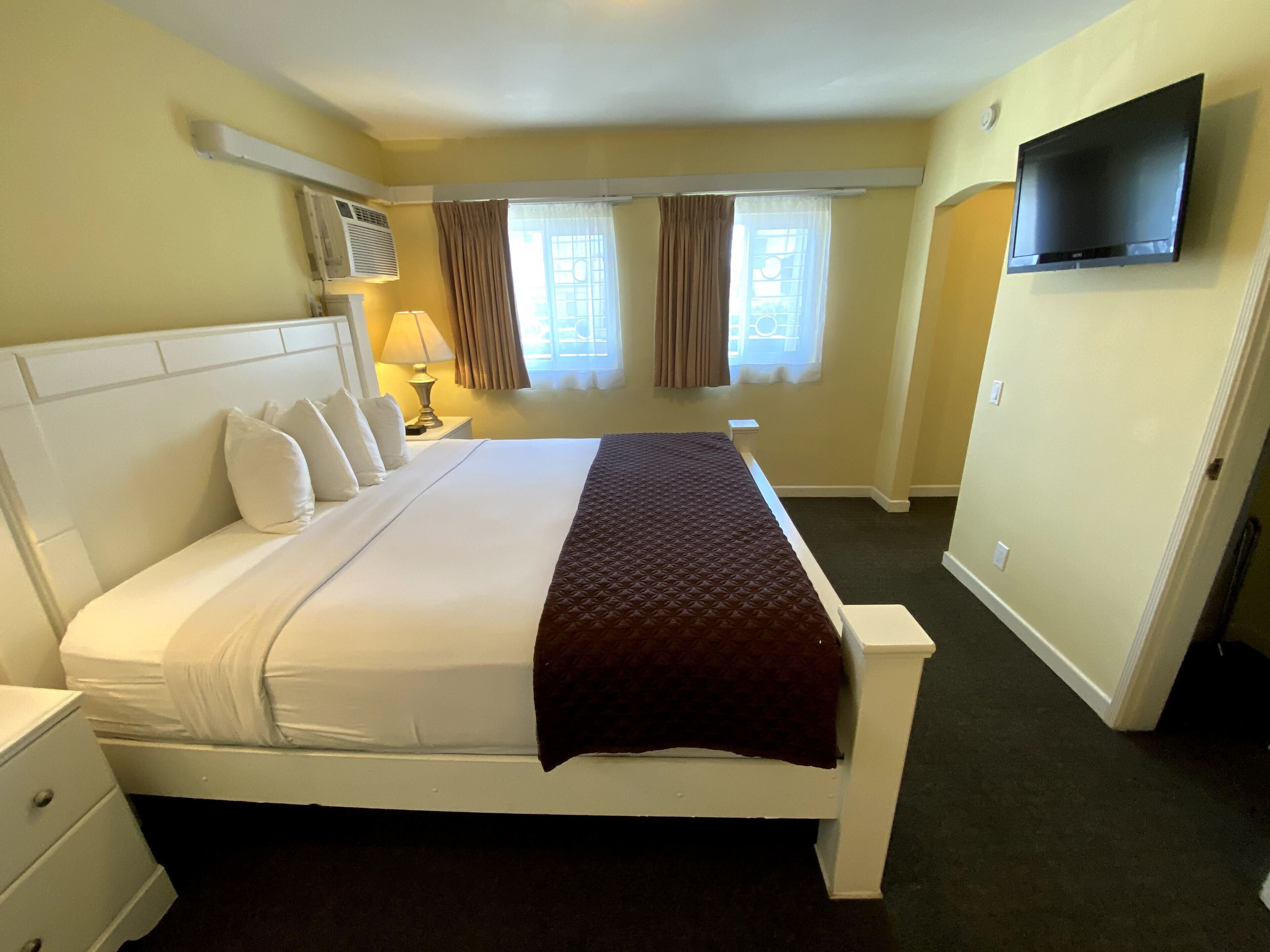 deluxe suite | blackout curtains, iron/ironing board, free cots/infant beds