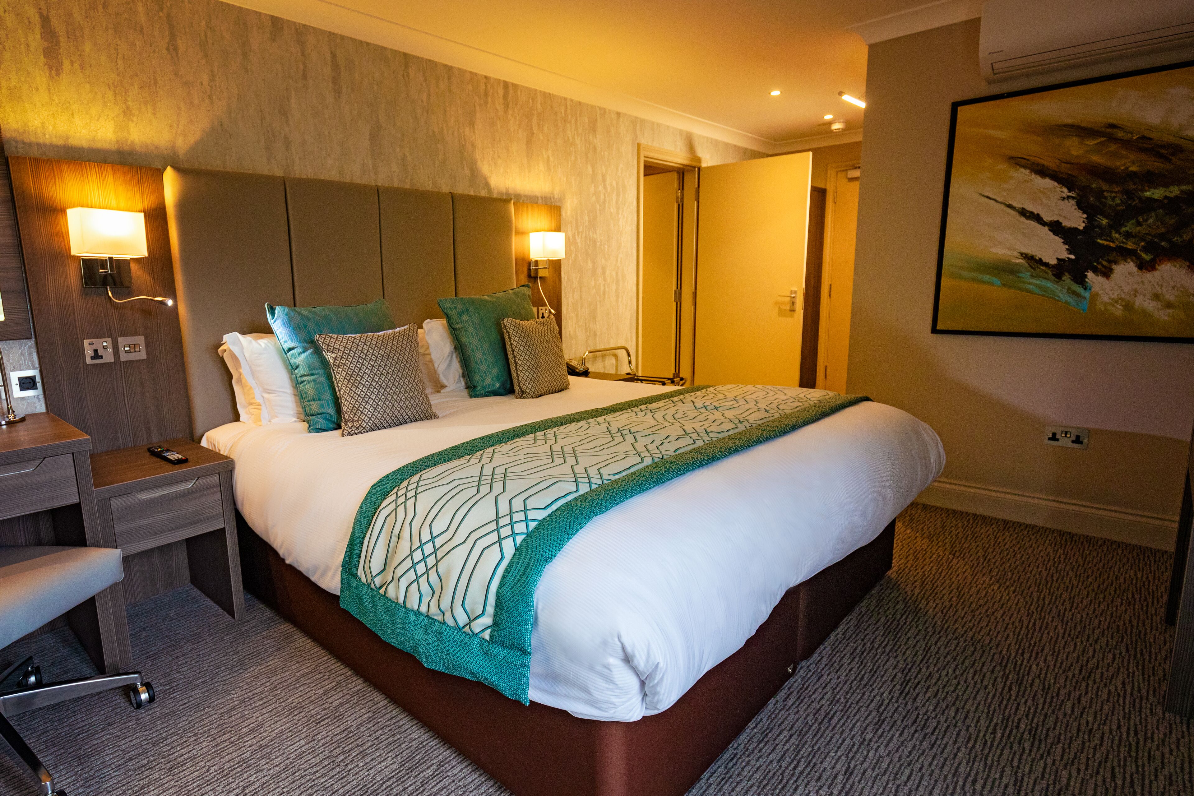 standard room, 1 king bed | premium bedding, down duvets, pillow-top beds, in-room safe