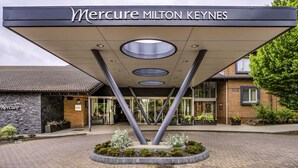A modern building with a sign reading 'Mercure MILTON KEYNES.' - Mercure Milton Keynes (Milton Keynes)