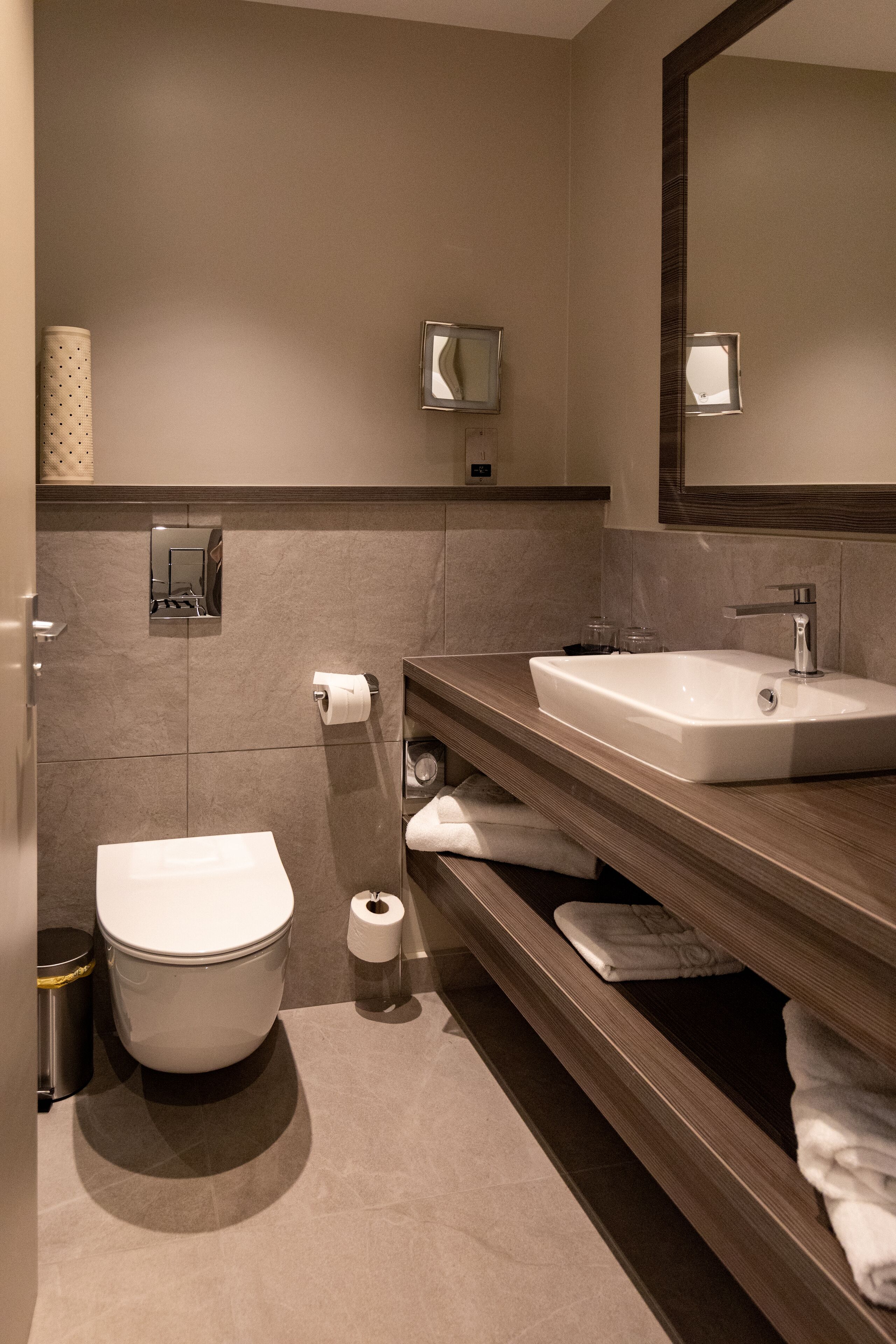 standard twin room, 2 single beds | bathroom | free toiletries, hair dryer, towels