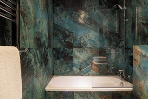 Combined shower/tub, free toiletries, hair dryer, towels