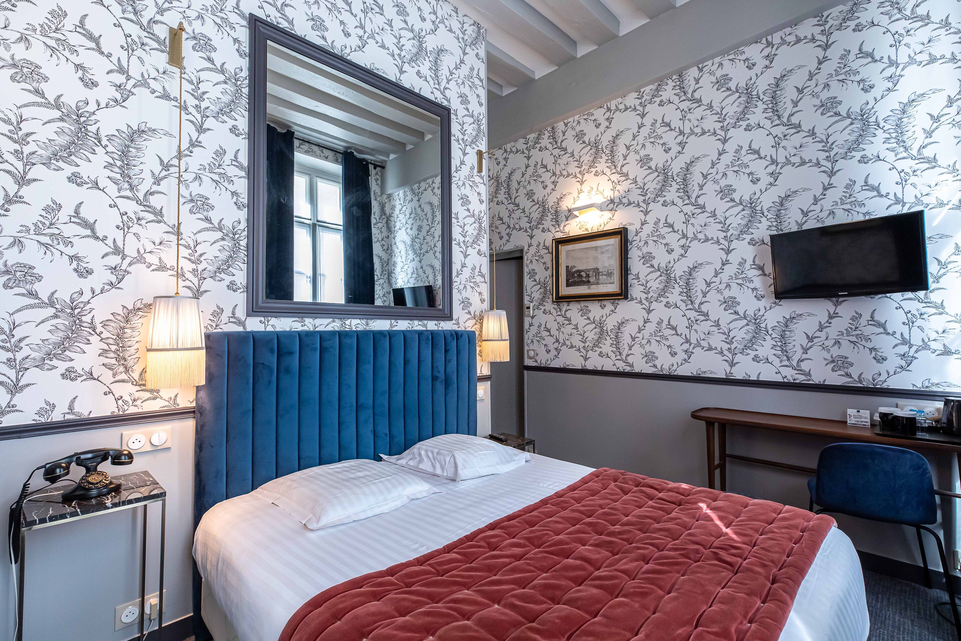 superior double room | minibar, in-room safe, individually decorated, individually furnished