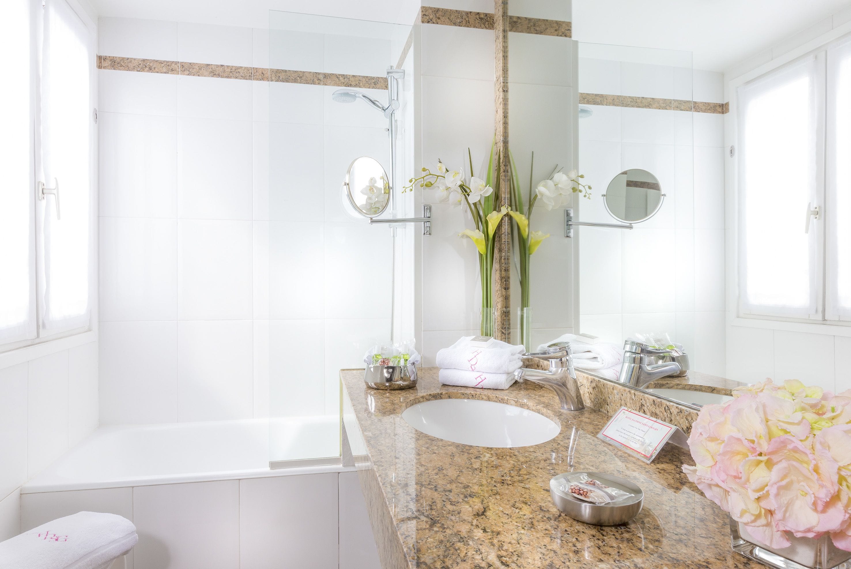 junior suite | bathroom | combined shower/bathtub, free toiletries, hair dryer, towels