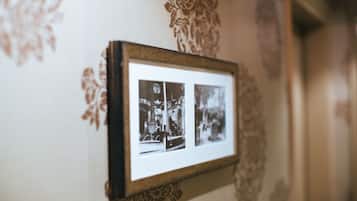 Fotografía enmarco en la pared, con papel tapiz decorado.