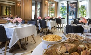 Petit déjeuner buffet (12 EUR par personne)
