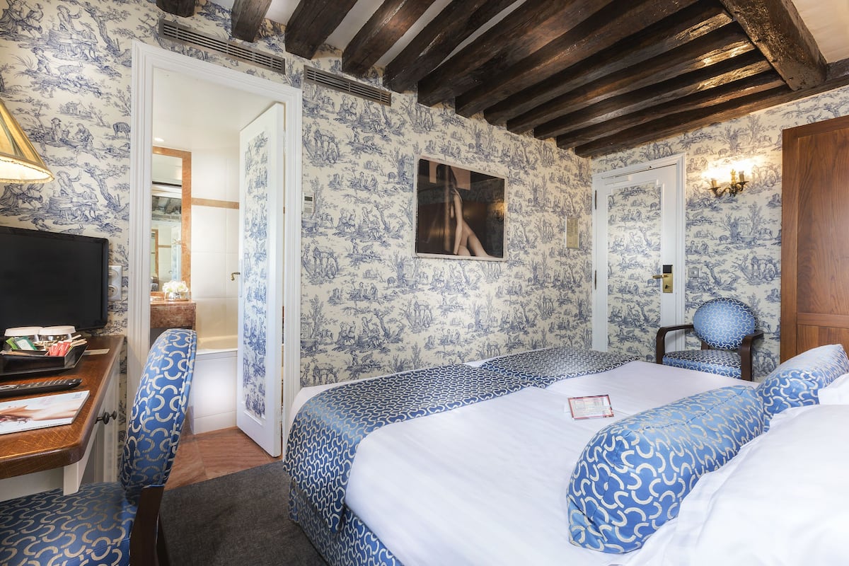Superior Twin Room | Minibar, in-room safe, individually decorated, individually furnished