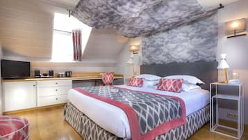 Junior Suite | Minibar, in-room safe, individually decorated, individually furnished