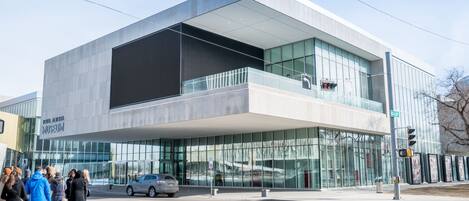 Un edificio moderno con fachada de vidrio y una entrada destacada.