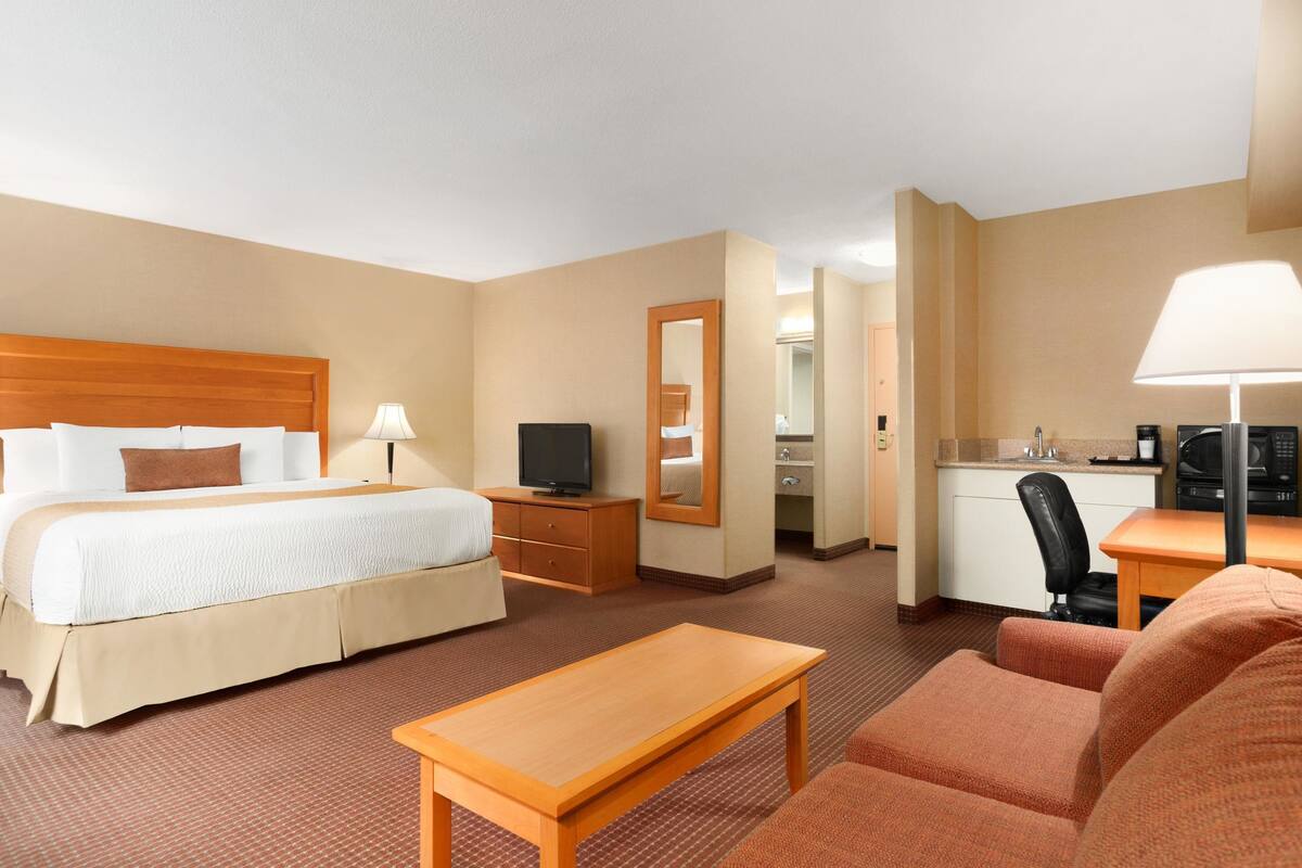 Premium bedding, desk, blackout drapes, soundproofing