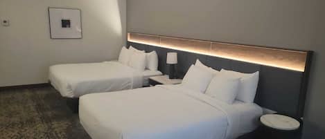 Hochwertige Bettwaren, Zimmersafe, Schreibtisch, Verdunkelungsvorhänge