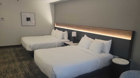 Premium bedding, in-room safe, desk, blackout drapes. The Plaza Hotel Columbus at Capitol Square