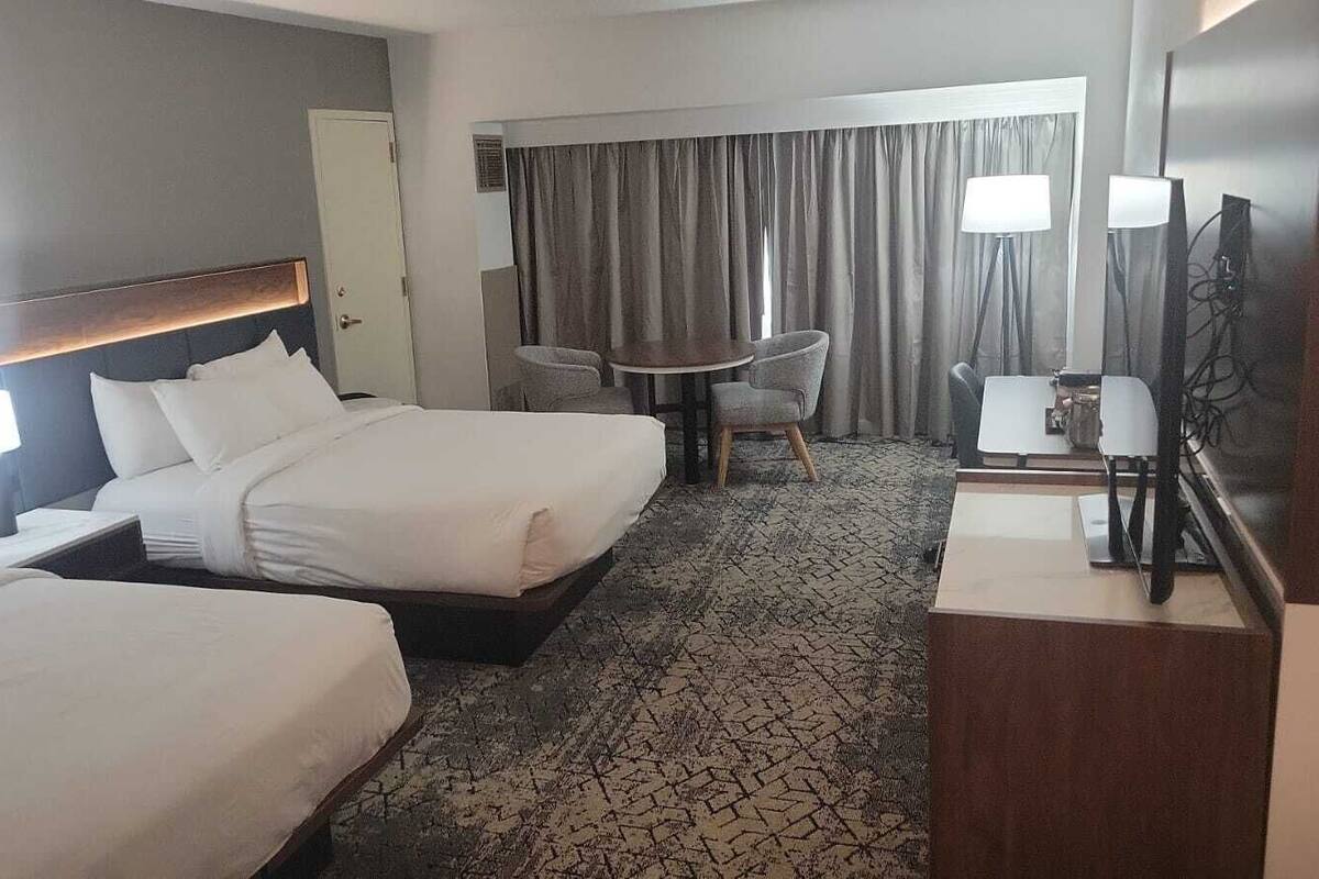 Premium bedding, in-room safe, desk, blackout drapes