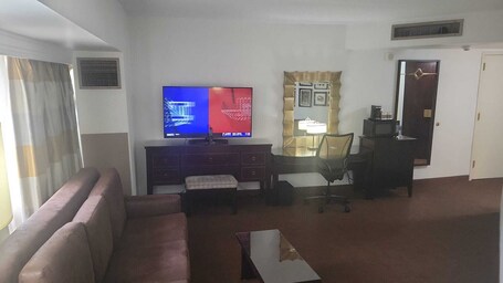 Roupas de cama premium, cofres nos quartos, escrivaninha