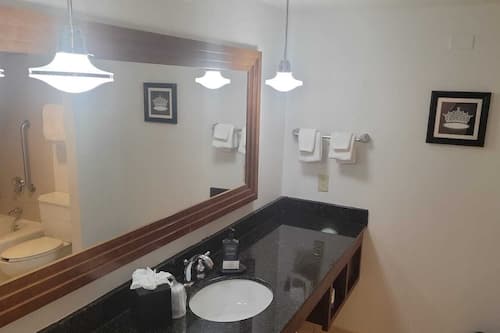 Combined shower/tub, designer toiletries, hair dryer, towels