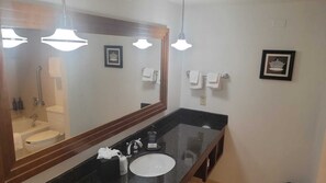 Tina con regadera, amenidades de baño de diseñador, secadora de cabello 