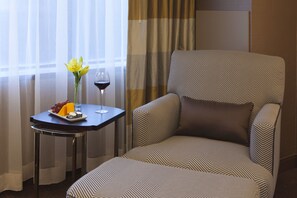 Premium bedding, in-room safe, desk, blackout drapes