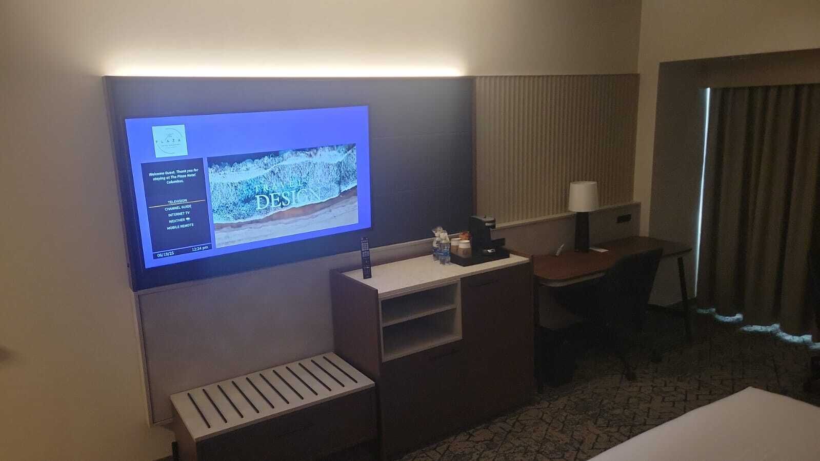 Ropa de cama de alta calidad y caja de seguridad en la habitación 