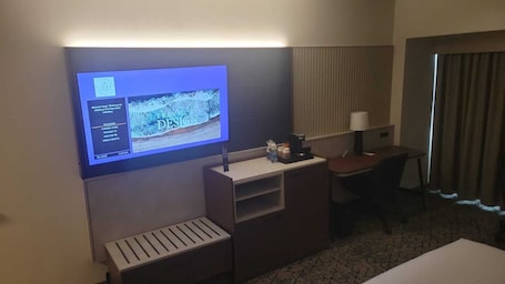 Premium bedding, in-room safe, desk, blackout drapes. The Plaza Hotel Columbus at Capitol Square