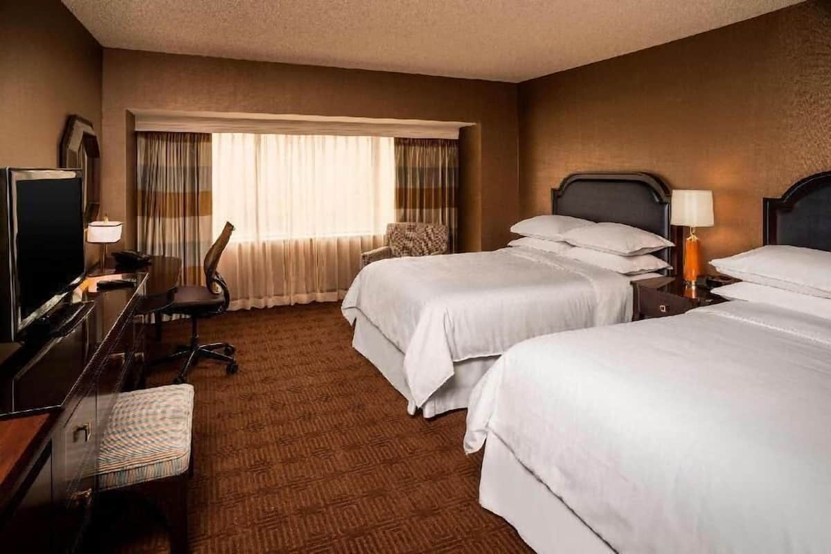 Hochwertige Bettwaren, Zimmersafe, Schreibtisch, Verdunkelungsvorhänge