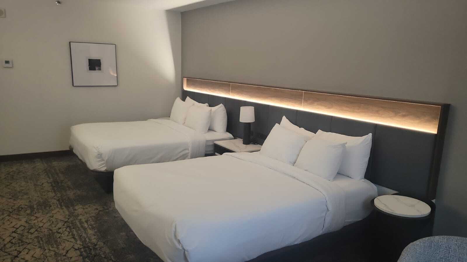 高档床上用品、客房内保险箱、办公桌、遮光窗帘