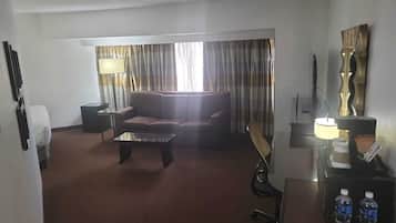 Roupas de cama premium, cofres nos quartos, escrivaninha