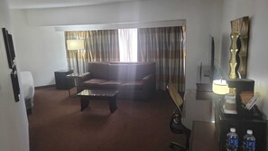 Premium bedding, in-room safe, desk, blackout drapes