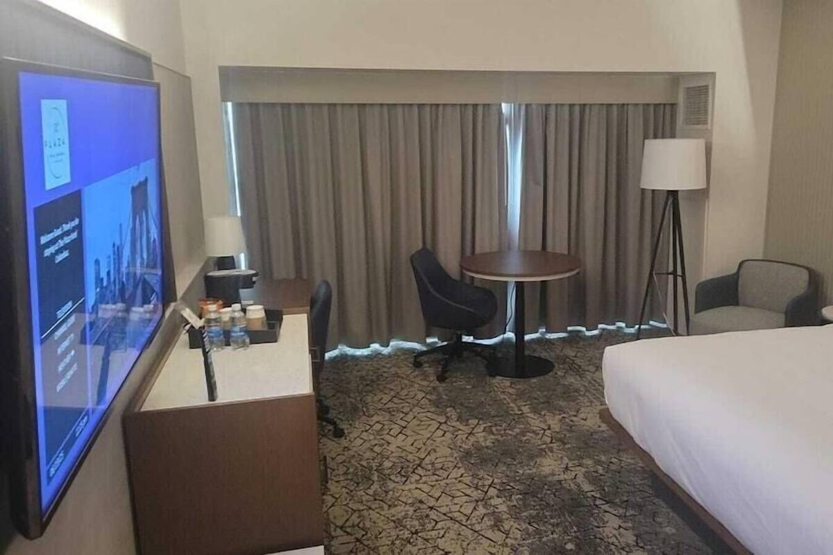 Premium bedding, in-room safe, desk, blackout drapes