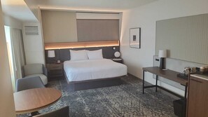 Roupas de cama premium, cofres nos quartos, escrivaninha