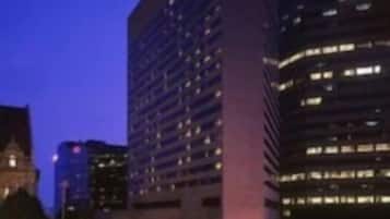 Mặt tiền nơi lưu trú - ban đêm