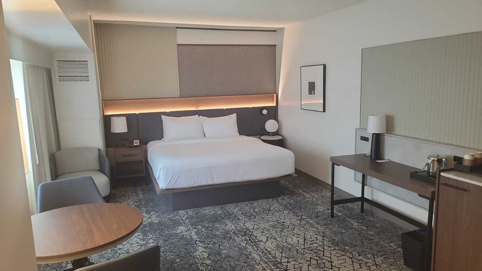 高档床上用品、客房内保险箱、办公桌、遮光窗帘