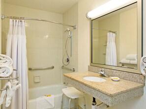Ensemble baignoire-douche, articles de toilette (gratuits)