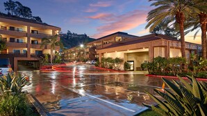 A hotel with multiple floors, a parking lot, and palm trees. - Mission View Inn & Suites San Diego Sea World - Zoo (San Diego)
