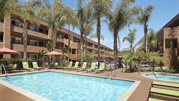 Piscine extérieure, parasols de plage