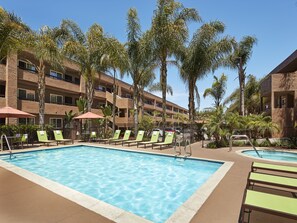 Una piscina al aire libre, sombrillas