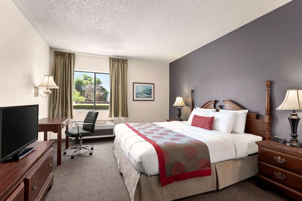 Room, 1 King Bed, Accessible, Non Smoking (Mobility/Hearing Impaired) | 1 bedroom, premium bedding, individually decorated
