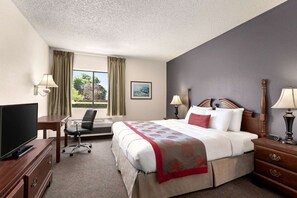 Room, 1 King Bed, Accessible, Non Smoking (Mobility/Hearing Impaired) - Ramada by Wyndham Arcata (Arcata)